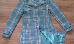 Fantastic coat! Excellent pre-owned condition!
This coat is in beautiful pre-owned condition with no tears, snags or stains anywhere, and a very becoming vintage style!
Lovely teal grey and white plaid wool blend. Lining is a very pretty satiny teal