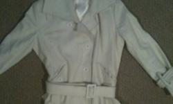 Womens ivory colored wool coat. Size lg (10-12). Only worn 2 times. Belt sits at hips.
This ad was posted with the Kijiji Classifieds app.