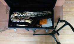 Yamaha Alto Saxophone in used but fully functional condition. The instrument itself has various scratches but no dents. All the keys and notes work, and all small connections and springs are in good shape. This is a higher end student saxophone model