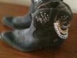 $30
Cowboy boots with bling siz 6 used maybe 2x